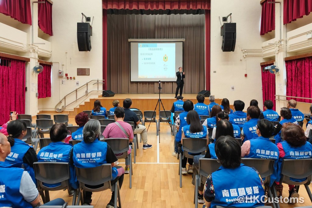 海关透过地区关爱队，向长者传达精明消费讯息。
