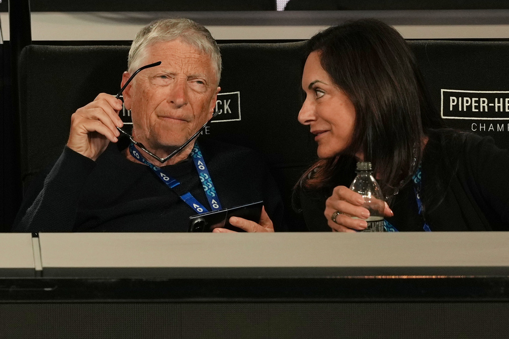 蓋茨(左)否認指控。美聯社 蓋茨(左)否認指控。美聯社