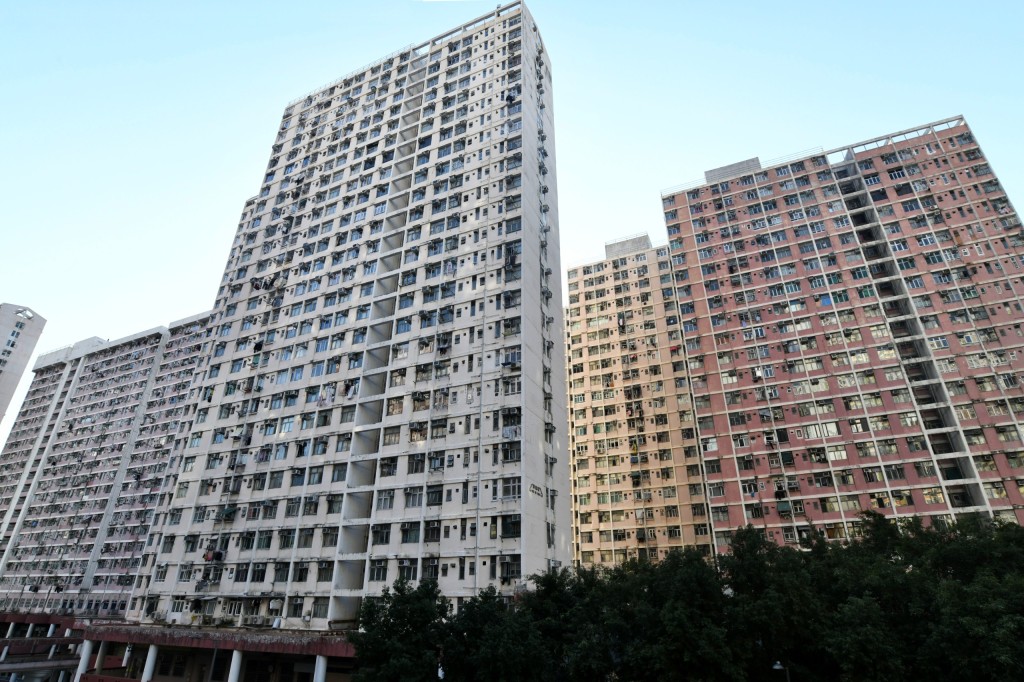 涉事的升降機為觀塘翠屏北邨於2026年2至7月完成更換的9部升降機,以及沙田博康邨於2025年5月至2026年7月完成更換的39部升降機。圖為觀塘翠屏北邨 涉事的升降機為觀塘翠屏北邨於2026年2至7月完成更換的9部升降機,以及沙田博康邨於2025年5月至2026年7月完成更換的39部升降機。圖為觀塘翠屏北邨