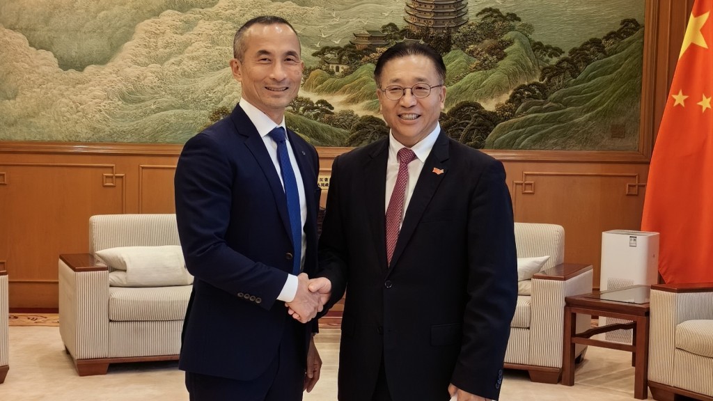 崔建春(右)晤瑞銀集團投資銀行亞太區主管高橋太一。