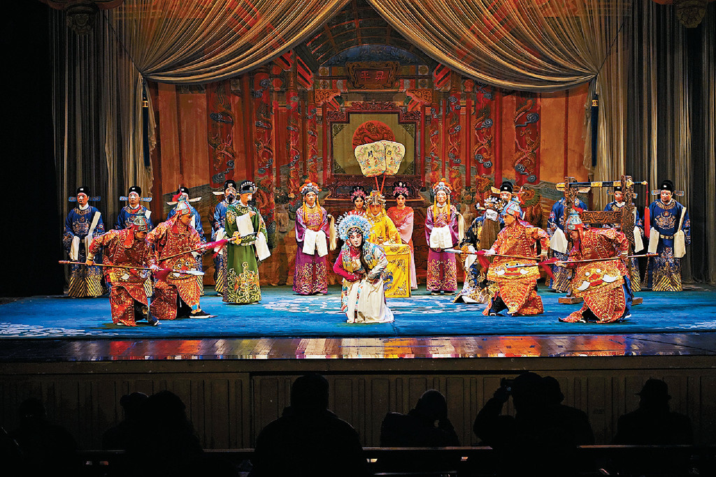 ■《宇宙鋒》由漢劇藝術大師陳伯華代表劇目改編而來,是漢劇近十年來最受歡迎的劇目。此作品多次獲獎,被譽為漢劇的巔峰之作。 ■《宇宙鋒》由漢劇藝術大師陳伯華代表劇目改編而來,是漢劇近十年來最受歡迎的劇目。此作品多次獲獎,被譽為漢劇的巔峰之作。