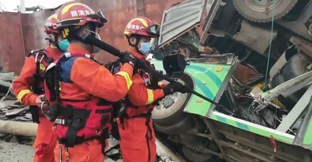 當局派出多名消防人員救災。