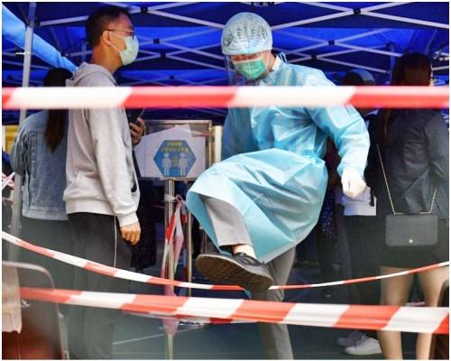 截至本月26日，政府透過7個流動採樣亭及樣本瓶派發點，共為逾12300名市民免費檢測。資料圖片