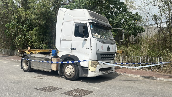 涉事貨車停在屯門望發街掘頭路。劉漢權攝