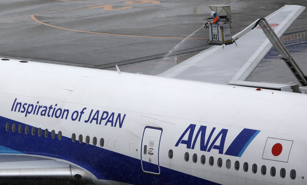 日本全日空航空公司波音777飛機在美國芝加哥奧黑爾國際機場起飛滑行時，左翼尖與美國達美航空公司波音717飛機的機尾相撞。 路透社資料圖