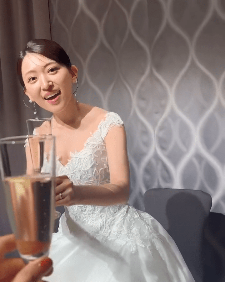 內田真由美在婚宴上向賓客舉杯，答謝大家的到來。