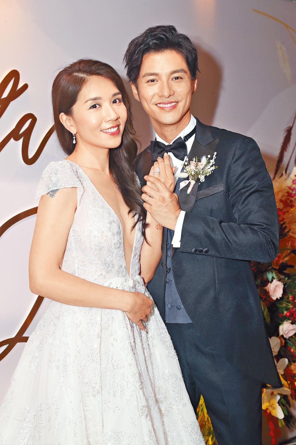 黃嘉樂小登科，孖老婆大晒手上的結婚鑽戒。