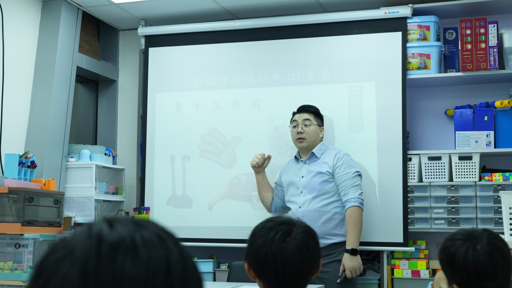 就短期課程而言，Simon Sir會先了解家長希望小朋友加強哪一方面的成績，然後再進行鞏固訓練。（圖片來源：《親子王》）