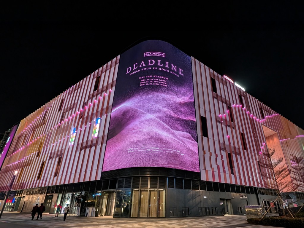 BLACKPINK LED 粉红幕墙。