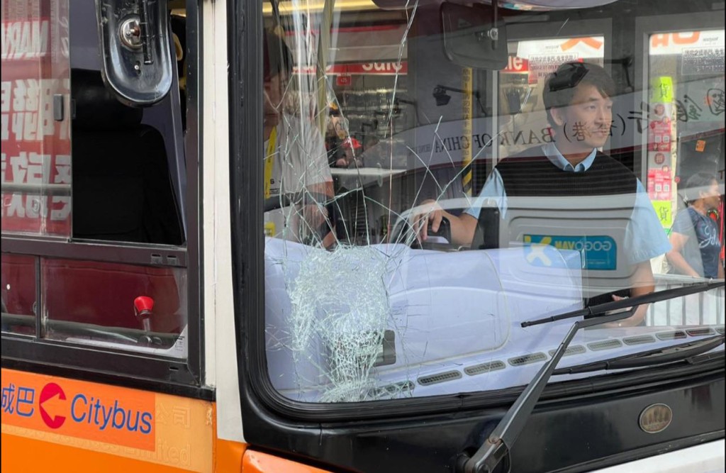 涉事城巴的右边车头挡风玻璃亦告损毁。fb「红磡黄埔街坊」图片