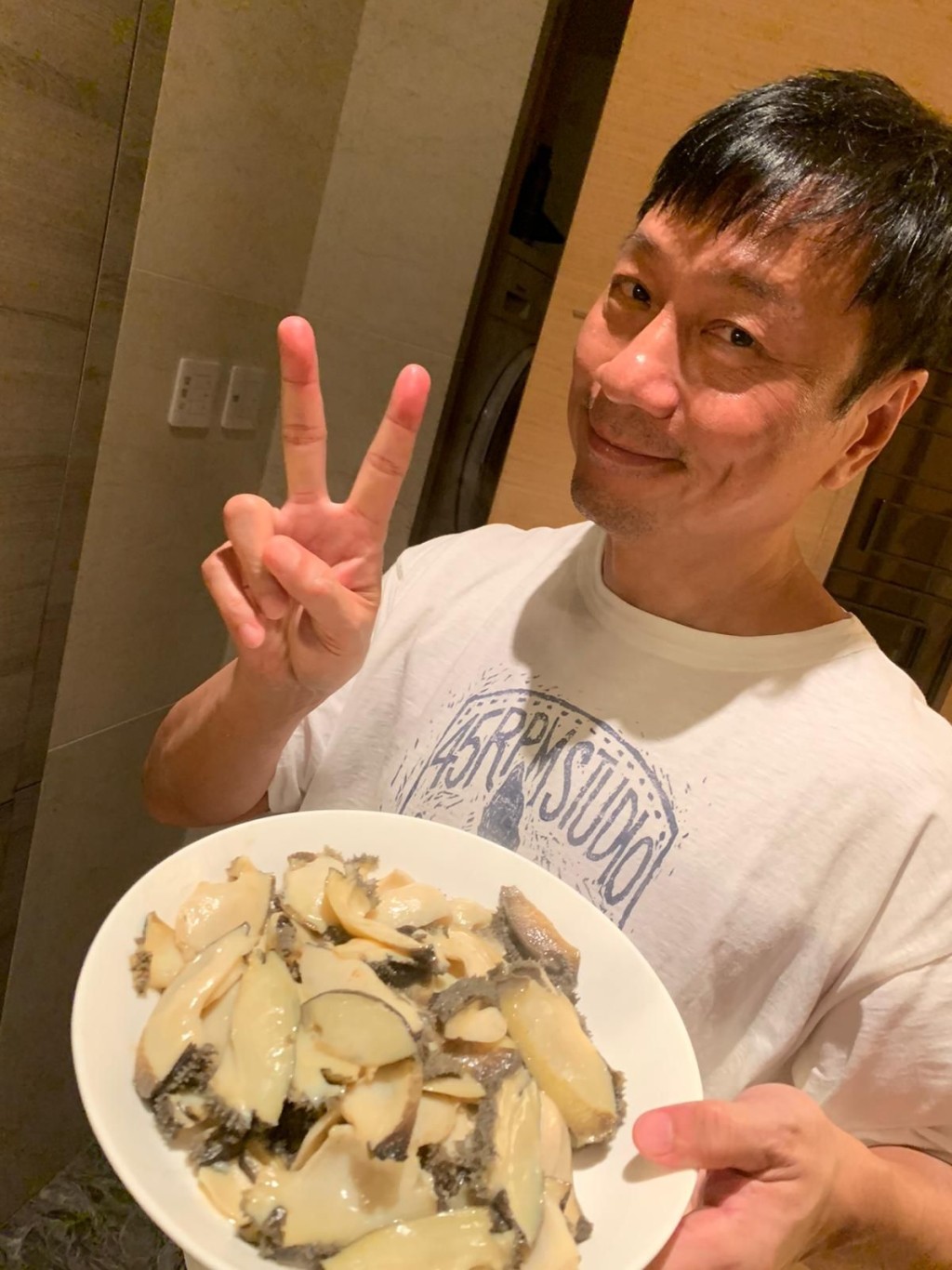 呢個清酒牛油炒鮑魚,隔住張相都流口水。