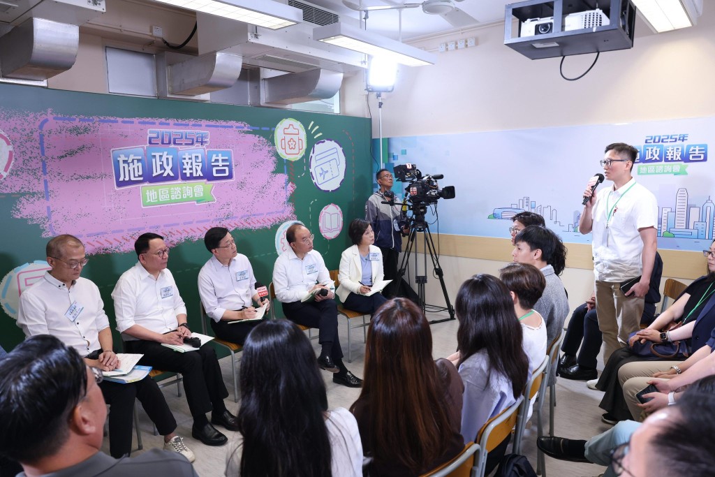 李家超指出,地區治理需要由市民反映問題,再與政府一同「work together」。李家超fb 李家超指出,地區治理需要由市民反映問題,再與政府一同「work together」。李家超fb