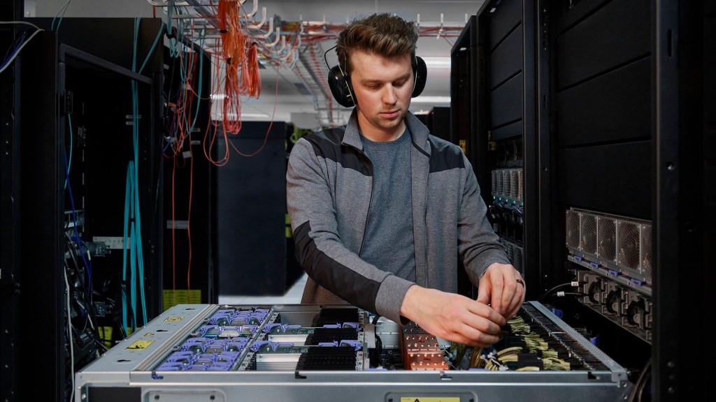 實驗室內的IBM Power E1080：工程師正開發IBM Power E1080，設計由零開始，專為混合式雲端環境而設。