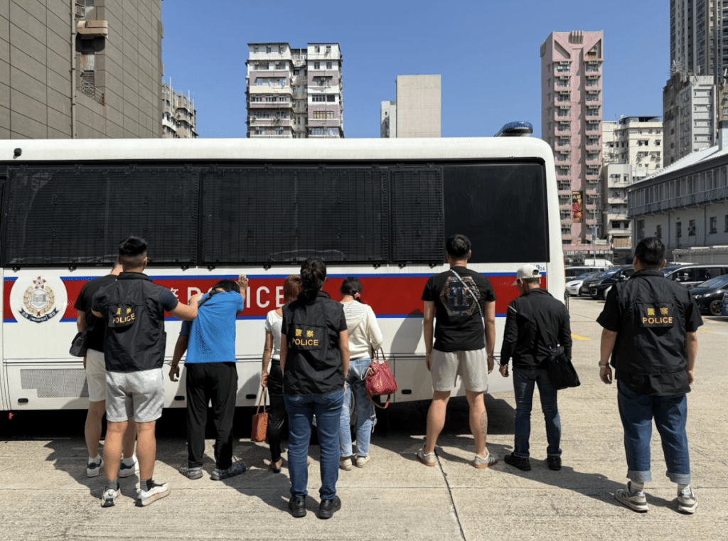 汝州街单位沦非法钓鱼机赌场，警方拘捕7名男女。警方图片