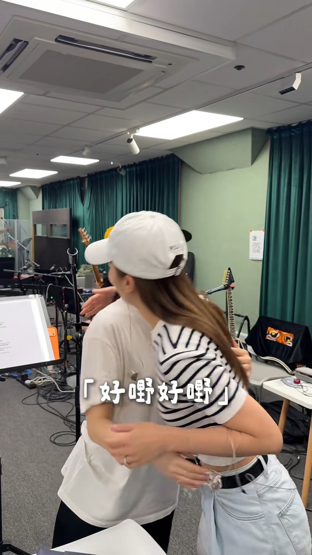 阿Sa蔡卓妍笑感動地攬實好友。