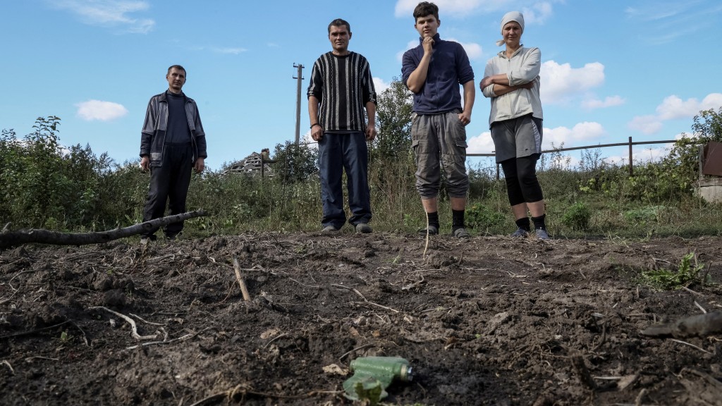 在烏軍奪回的哈爾科夫地區的村落，地上留有反步兵地雷 。 路透社