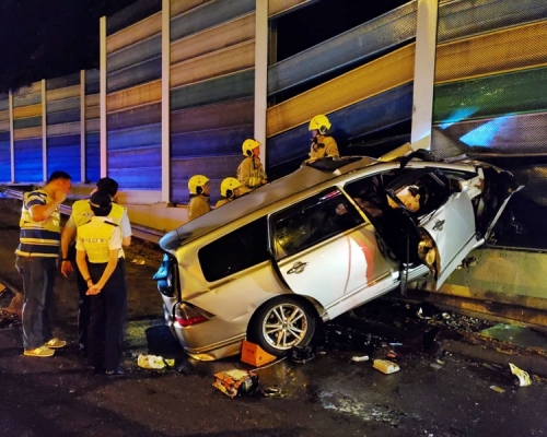 私家車車頭嚴重損毀,安全氣袋彈出。蔡楚輝攝