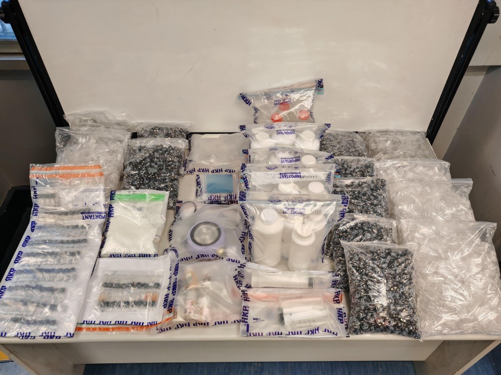 警方檢獲依托咪酯粉末、懷疑含有液態依托咪酯的煙彈及大量懷疑毒品包裝工具，約值8.9萬元。