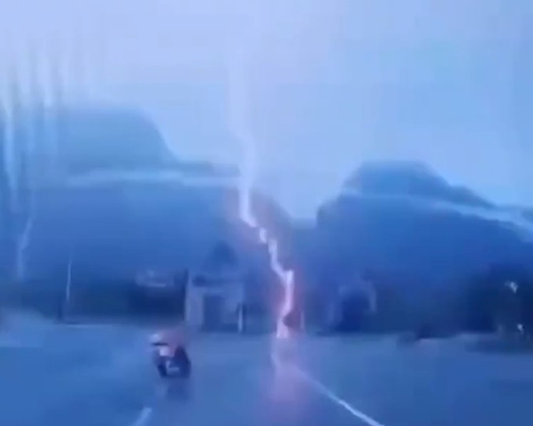 整個閃電過程持續約兩秒。網圖