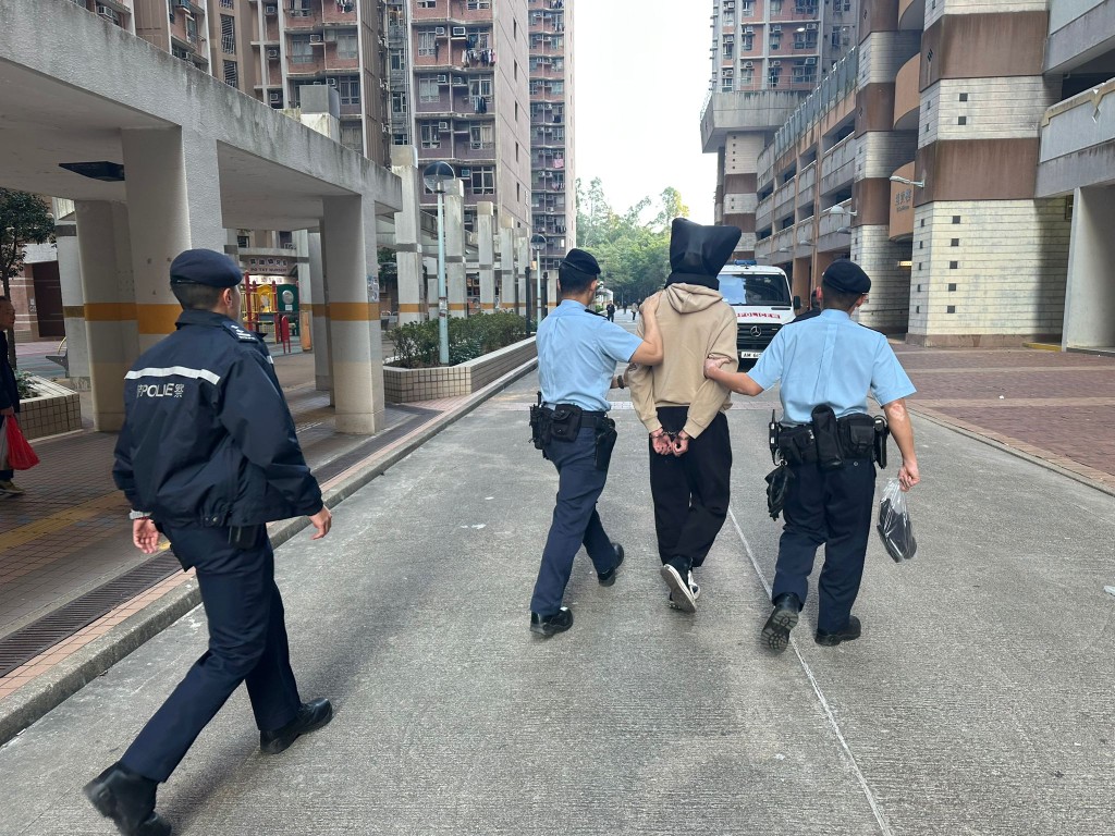 警方於秀茂坪寶達邨拘捕一名19歲青年，涉嫌協助騙徒收款。