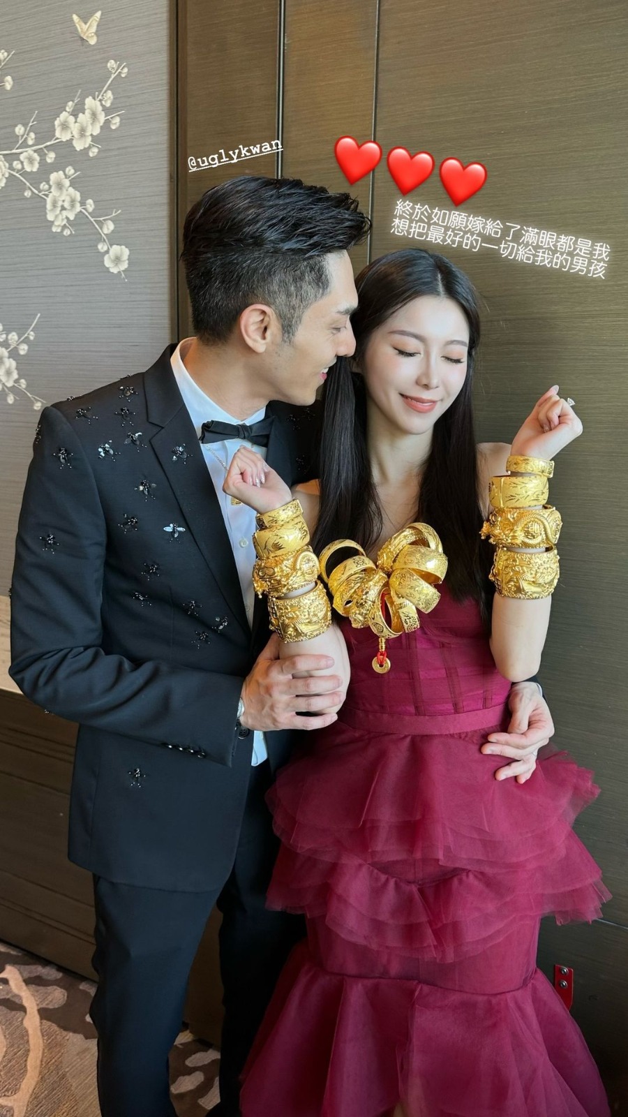 關楚耀太太在婚禮上戴18隻龍鳳鈪上身，閃爆全場。