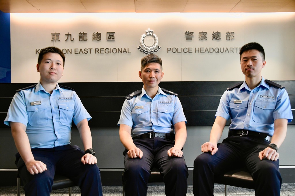  警長温浩倫（中）、警員曾學輝（左）和蔣紫健（右）早前在街頭發現罹患認知障礙症的長者，並護送對方返家。