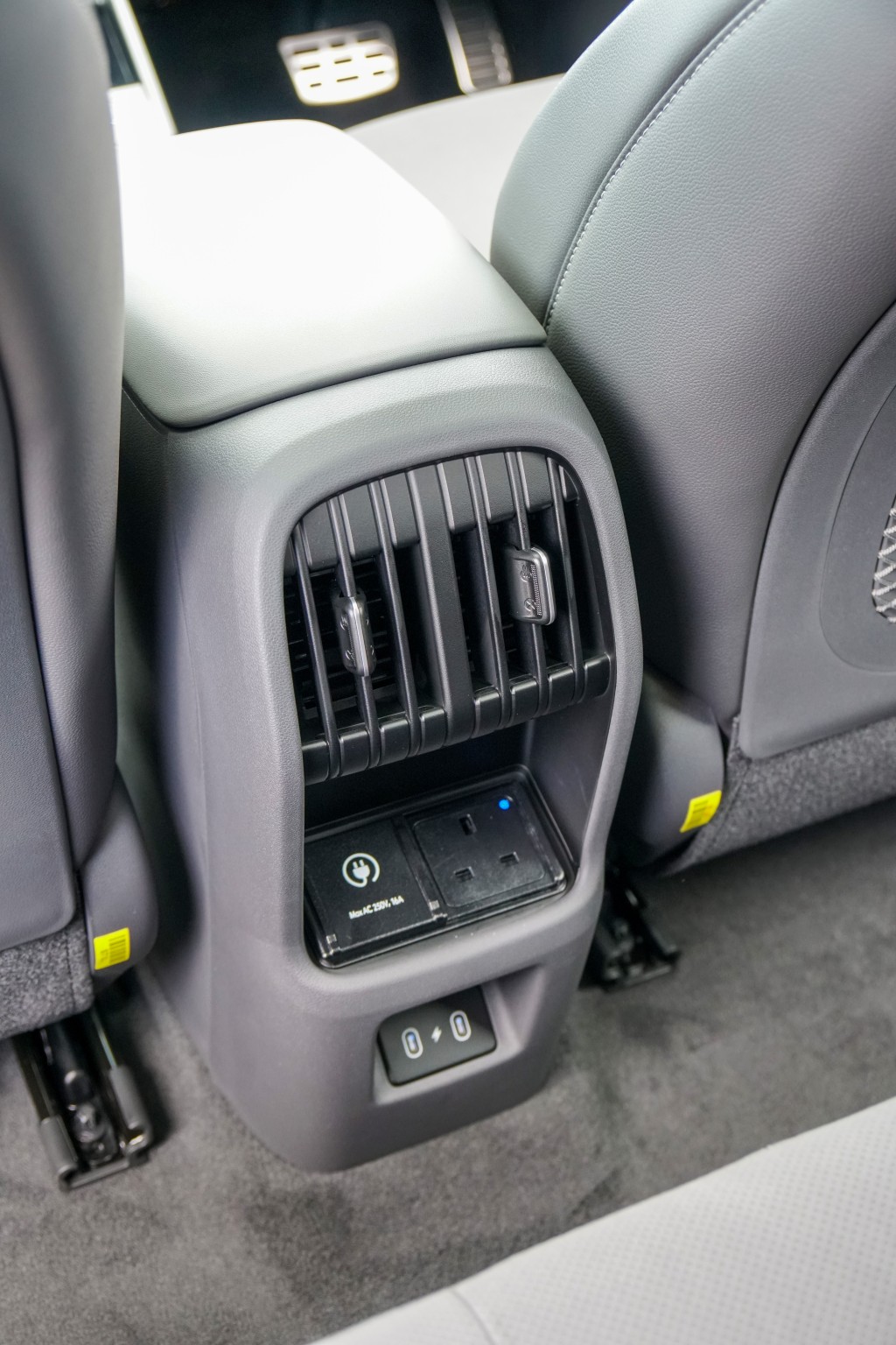 全新第二代现代Hyundai Kona Electric后排冷气出风口下方设有英式电源插座和USB-C充电位。