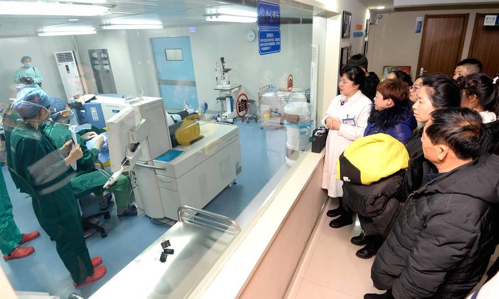 有醫生會講解每一個手術步驟。網上圖片