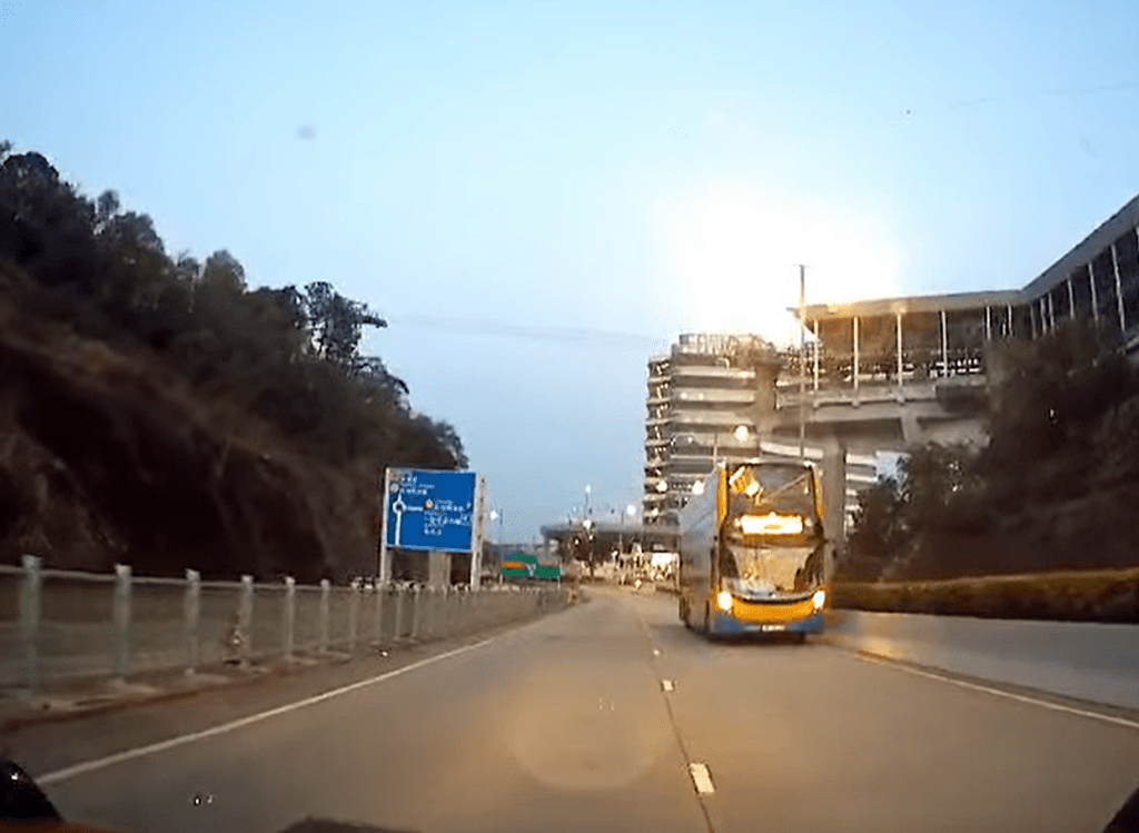 一輛城巴逆駕亮着死火燈。fb：車cam L（香港群組）