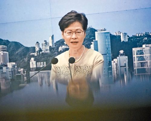 林鄭宣布,將於本月十五日正式推出來港易計畫,容許內地及澳門的非本港居民免檢疫來港,深圳灣口岸及港珠澳大橋口岸每日名額各一千人。