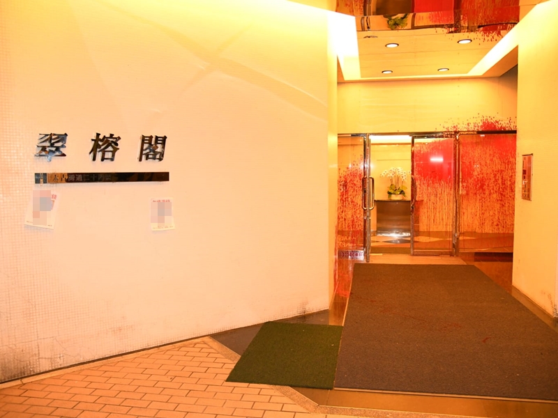 凌晨3時許，太古城海景花園翠榕閣亦遭淋油。
