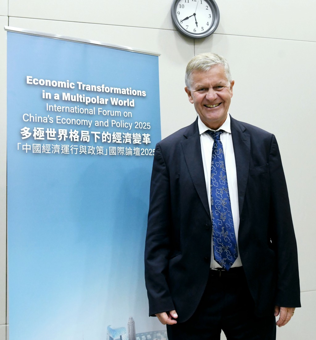 「40年前第一次來中國到現在,發生了很大的變化。如果你沒去過中國,你根本無法理解。」歐盟亞洲中心主席、前聯合國副秘書長兼環境規劃署執行主任Erik Solheim如是感慨。 「40年前第一次來中國到現在,發生了很大的變化。如果你沒去過中國,你根本無法理解。」歐盟亞洲中心主席、前聯合國副秘書長兼環境規劃署執行主任Erik Solheim如是感慨。