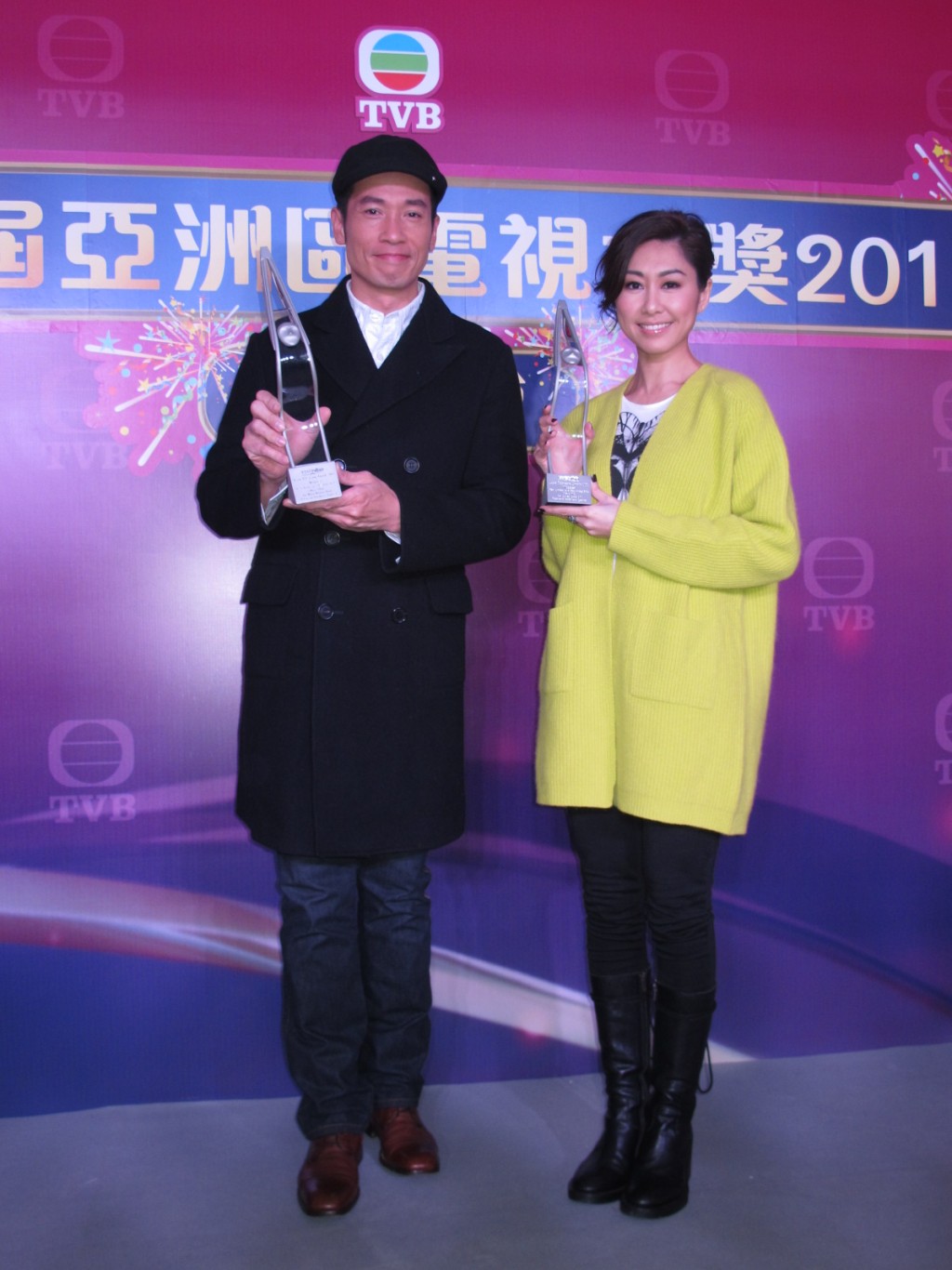 胡定欣（右）憑《拳王》再奪第17屆《亞洲區電視大獎》「最佳女配角」，以及《Astro On Demand我的最愛頒獎典禮》「我的最愛電視女配角」。