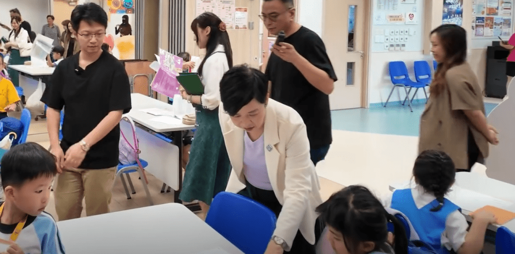 何永賢了解項目運作情況及居民生活現狀。