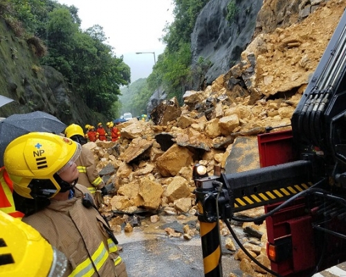 港島大潭道發生山泥傾瀉,近大潭水塘水壩全線封閉。歐陽偉光攝