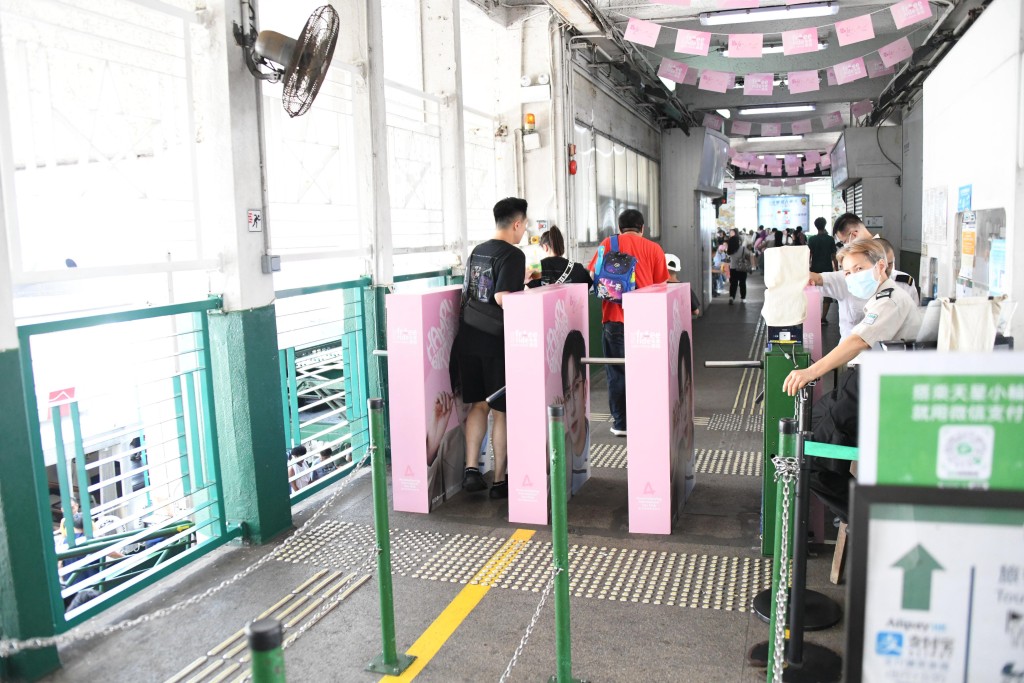 尖沙咀另一重點則有每年必見的「教主碼頭」。 尖沙咀另一重點則有每年必見的「教主碼頭」。