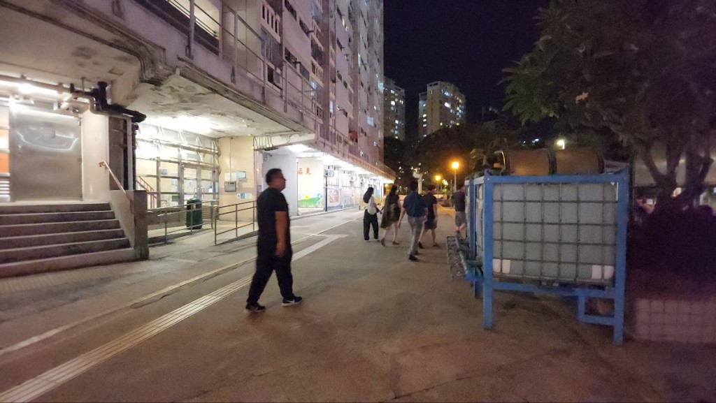 水務署在三聖邨一帶放置大量水箱,又安排水車供居民備用。黃文威攝 水務署在三聖邨一帶放置大量水箱,又安排水車供居民備用。黃文威攝