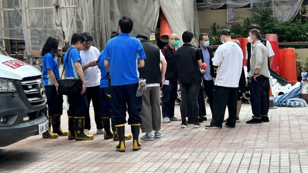 政府化驗所人員到場協助搜證。蔡楚輝攝 政府化驗所人員到場協助搜證。蔡楚輝攝