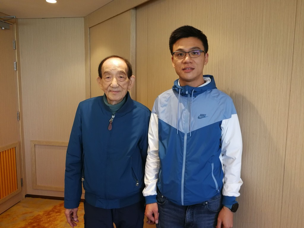 已故舖王鄧成波(左)及兒子鄧耀昇