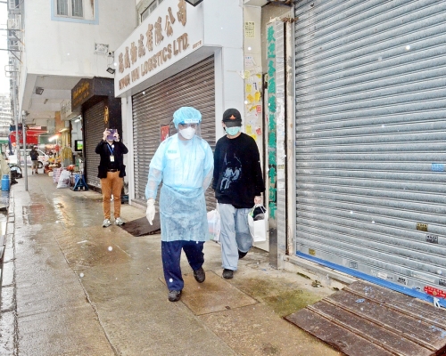男病人黃先生與母親同住劏房單位,28日確診感染,至今日始獲安排送院。