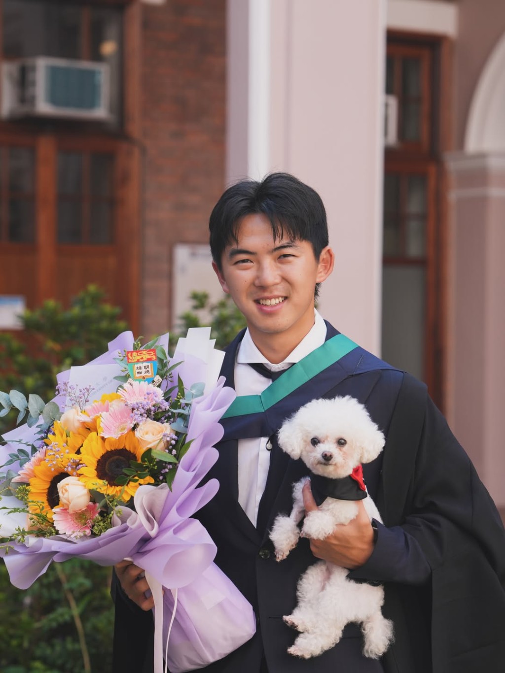 梁芷珮的大仔大學畢業。