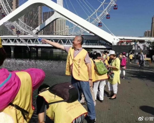 據指，相中人是中華國際大悲咒水功德會創始人寬如法師。 網圖