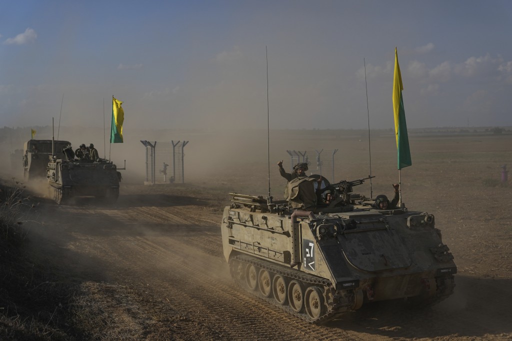 最新衛星影像顯示，以色列400軍車部署加沙邊境。圖為大批裝甲車開往加沙邊境。美聯社