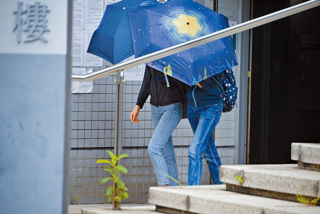 童乐居前职员李佩贞（左）入狱四周，成为本案第五名被告判囚。