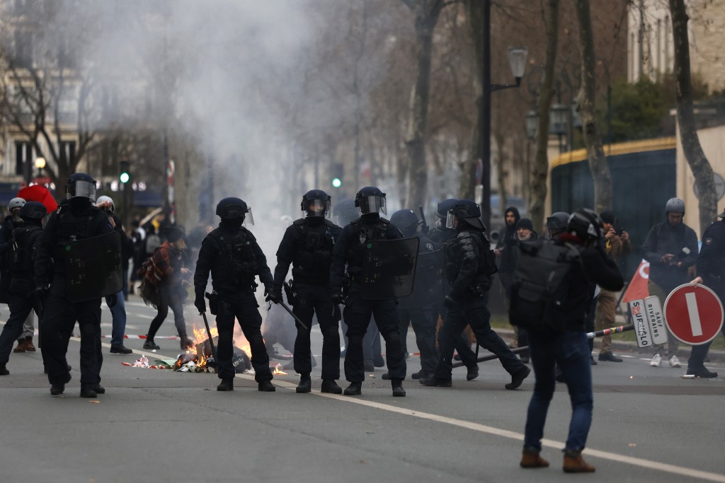 法国内政部则指，全法有127万人参与示威游行，其中巴黎有8.7万人参与。AP