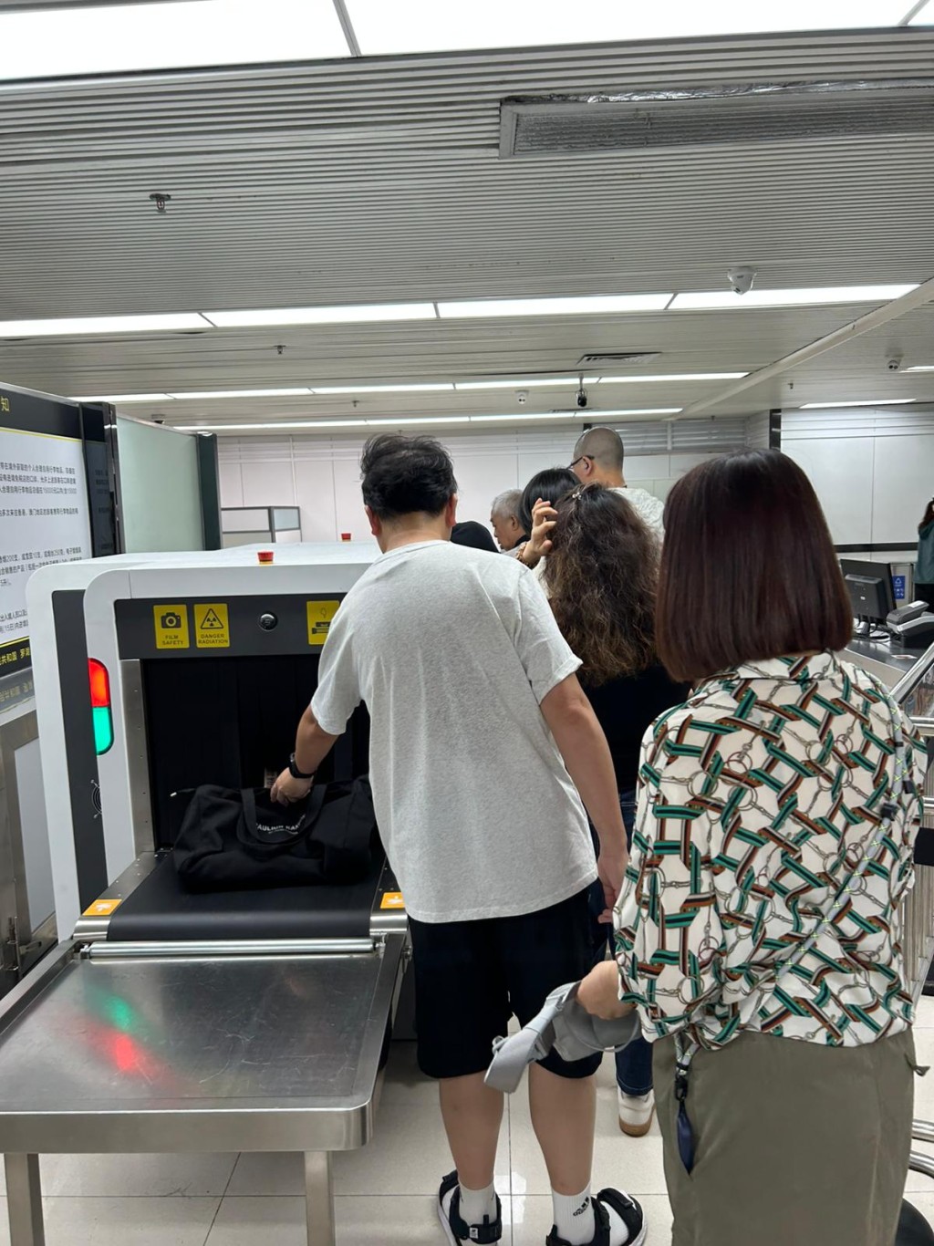 羅湖口岸新增小行李通道，有效分流旅客。本網記者攝