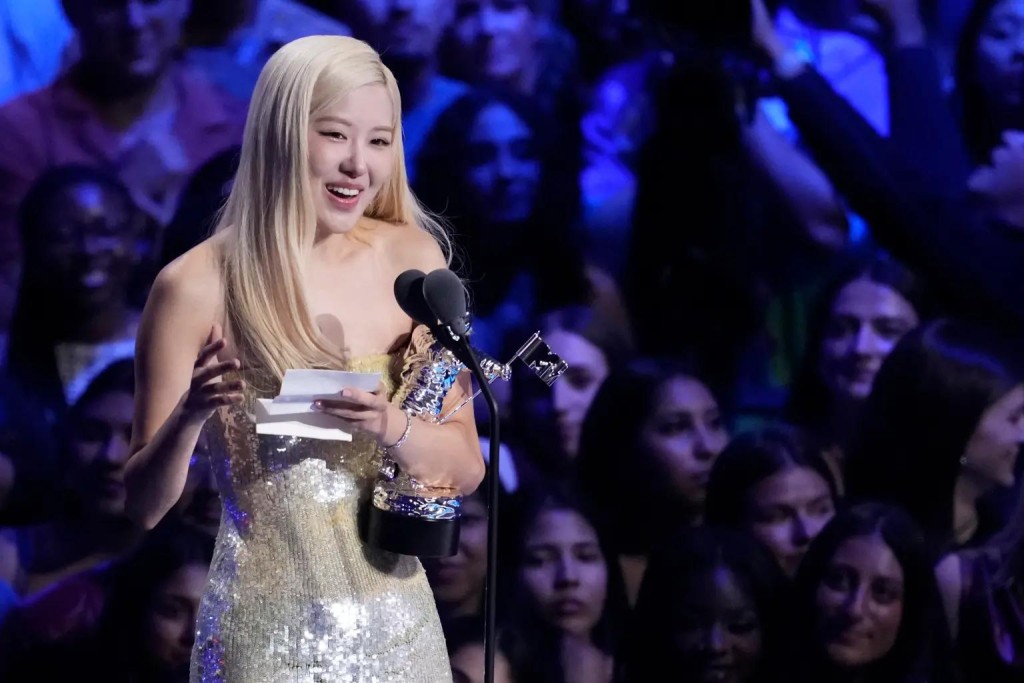 Rosé感激16歲的自己一直追夢。 Rosé感激16歲的自己一直追夢。