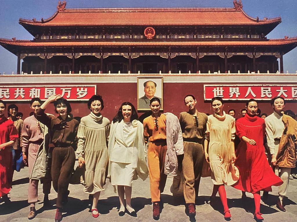 宋懷桂訓練中國第一批專業模特到舉辦一些早期的時裝秀。