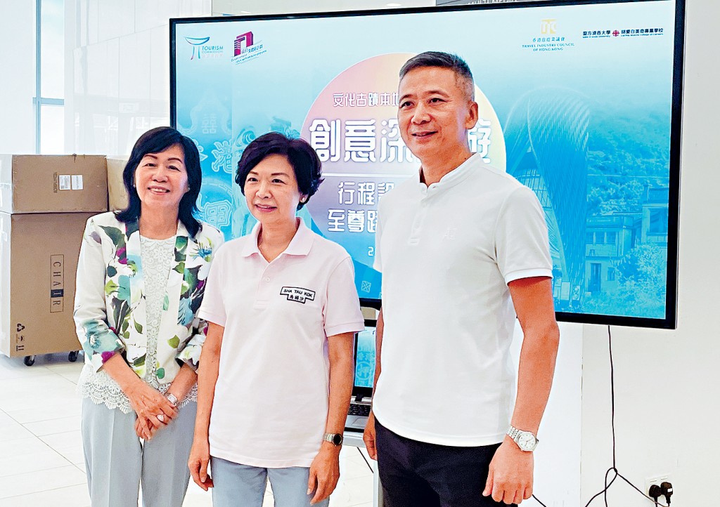 旅遊業議會主席徐王美倫(中)、旅遊界立法會議員姚柏良(右)。