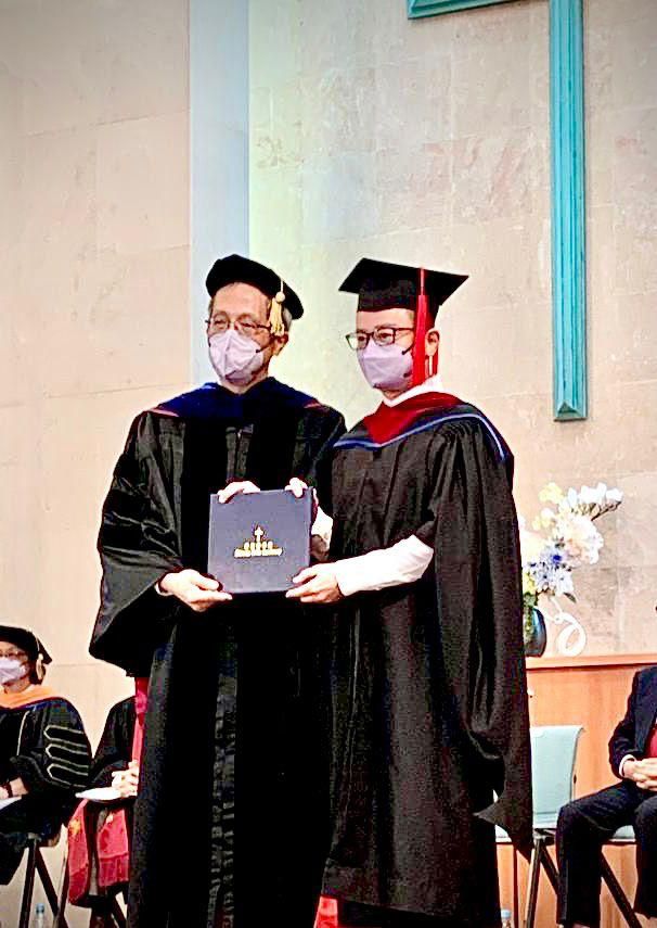 劉坤銘的婚姻及家庭輔導碩士畢業照。